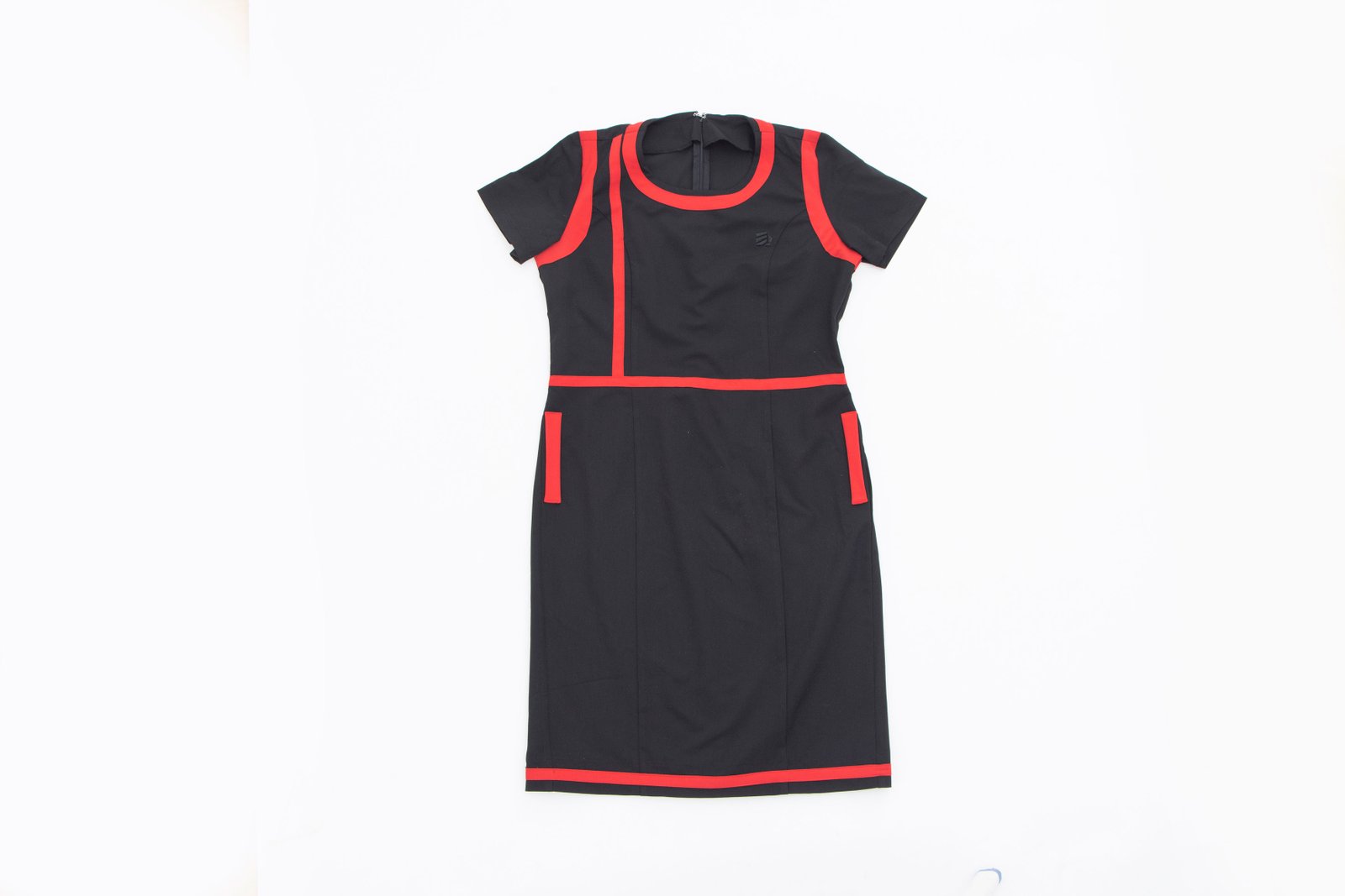 Vestido negro líneas rojas