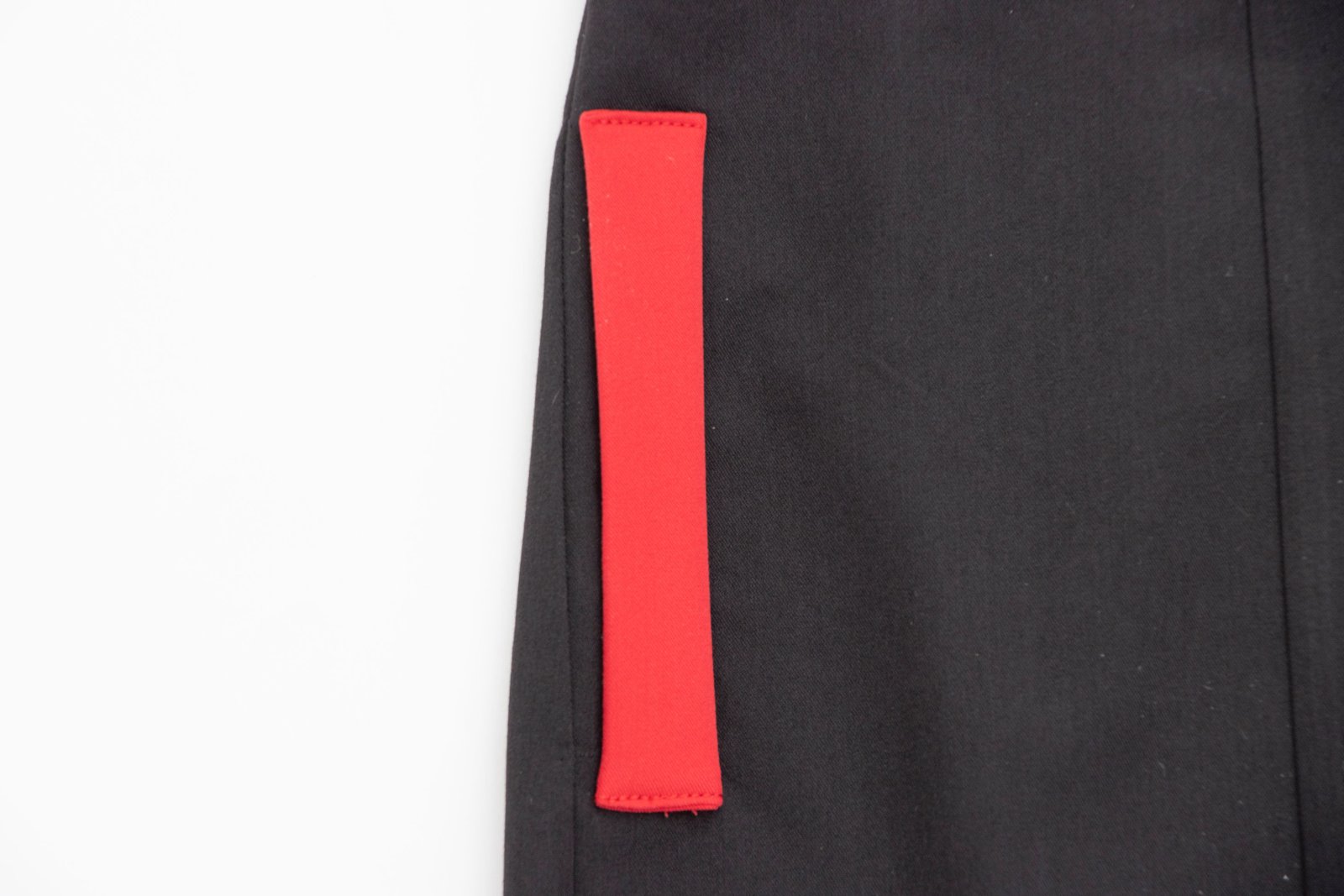 Vestido negro líneas rojas