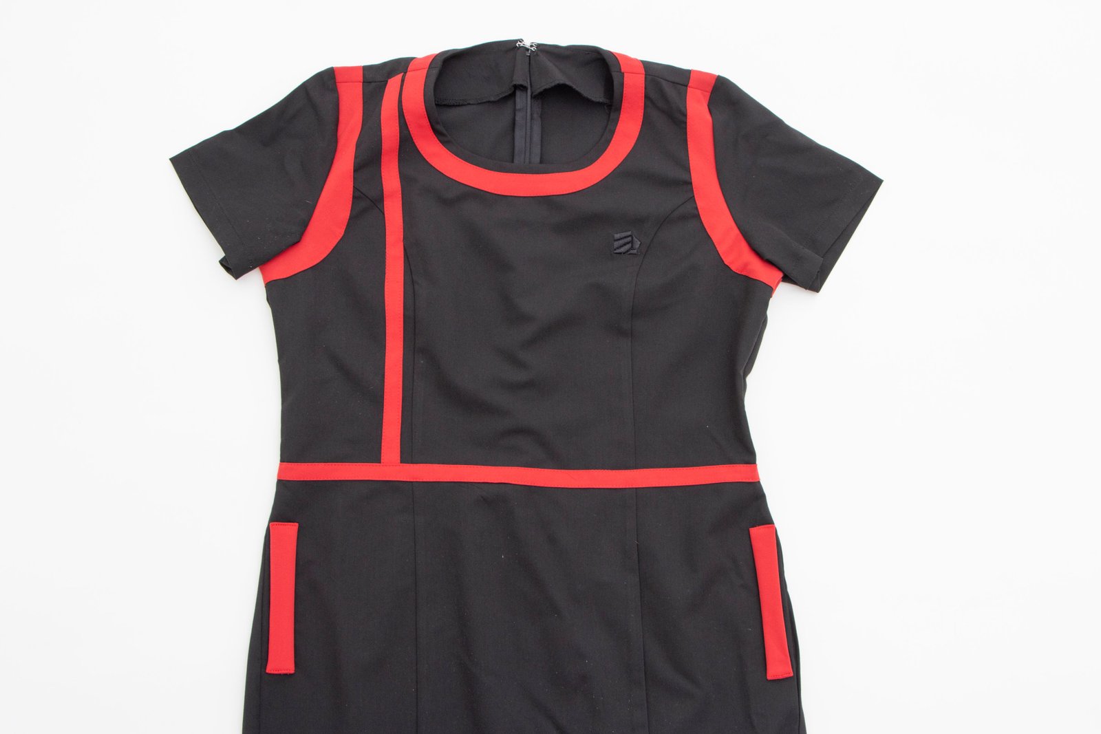 Vestido negro líneas rojas