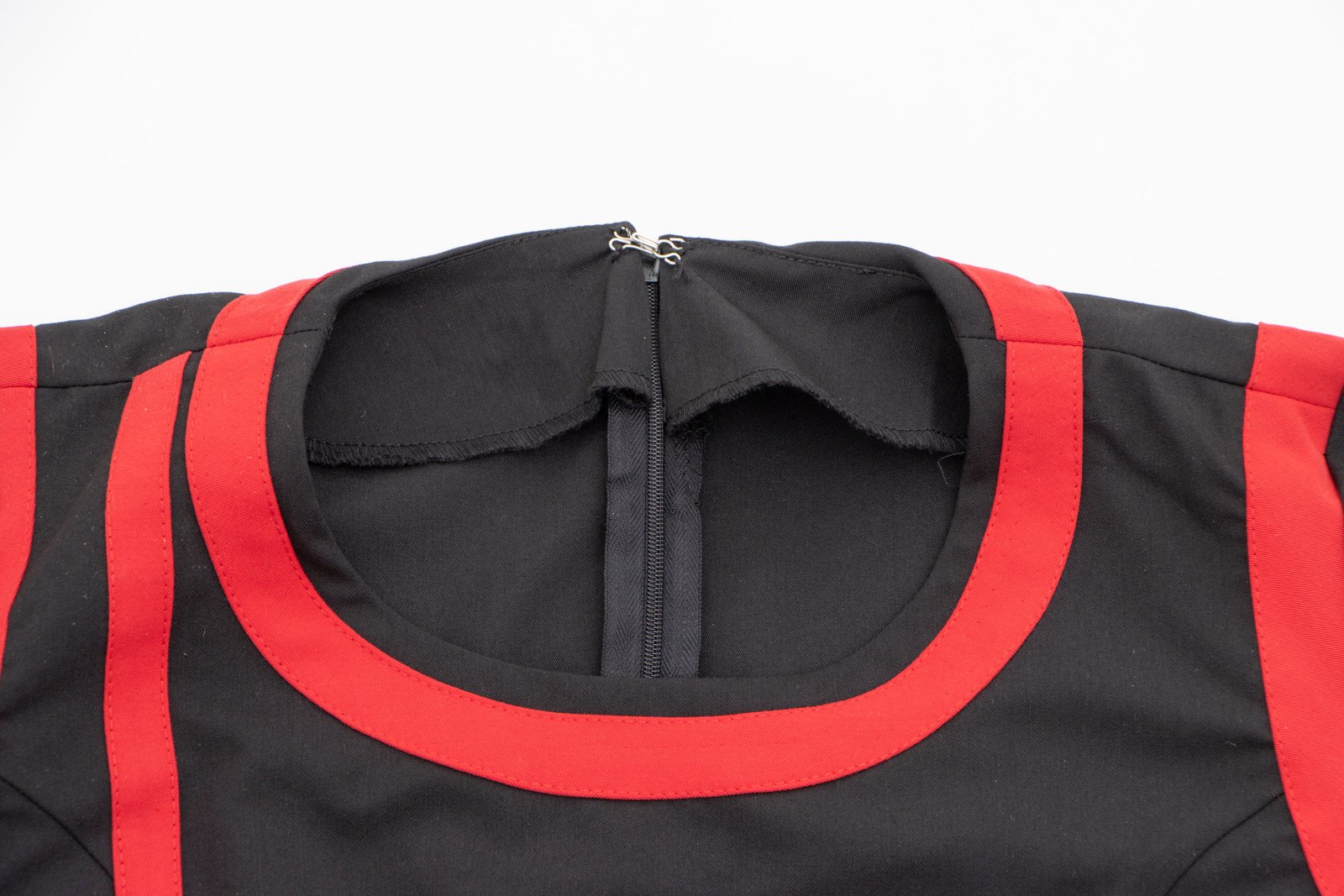 Vestido negro líneas rojas