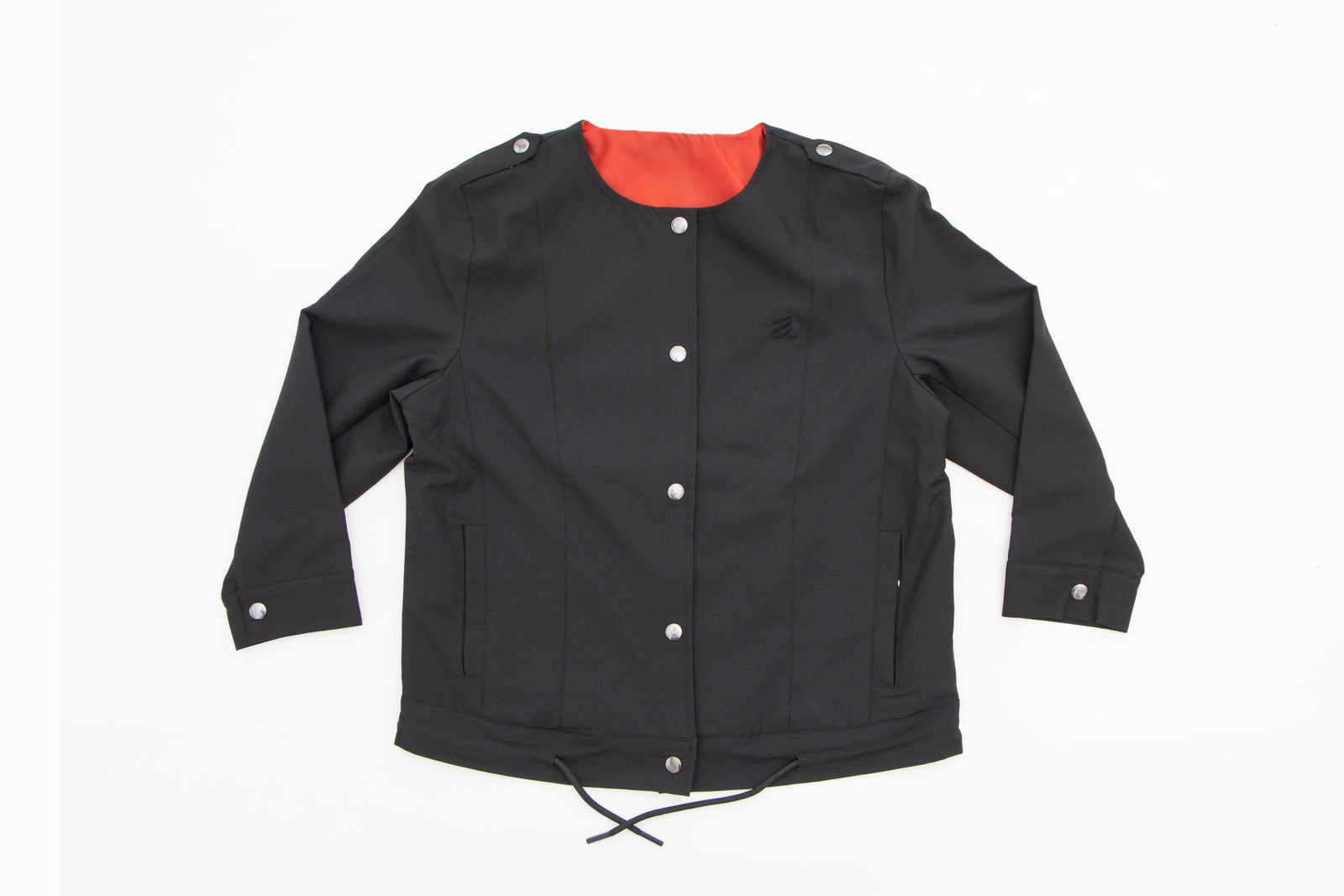 Jacket negra con botones y cuello redondo