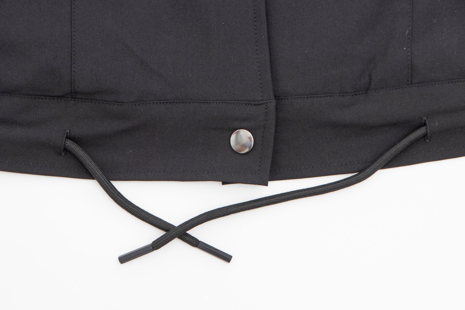 Jacket negra con botones y cuello redondo