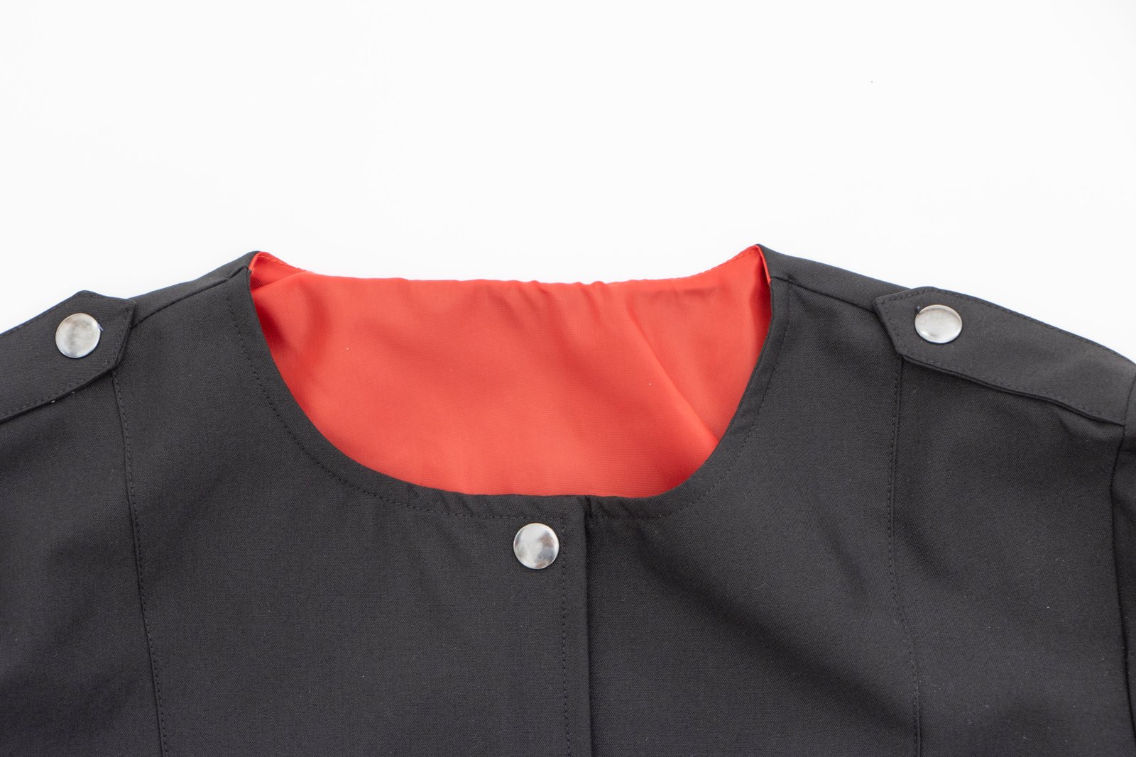 Jacket negra con botones y cuello redondo