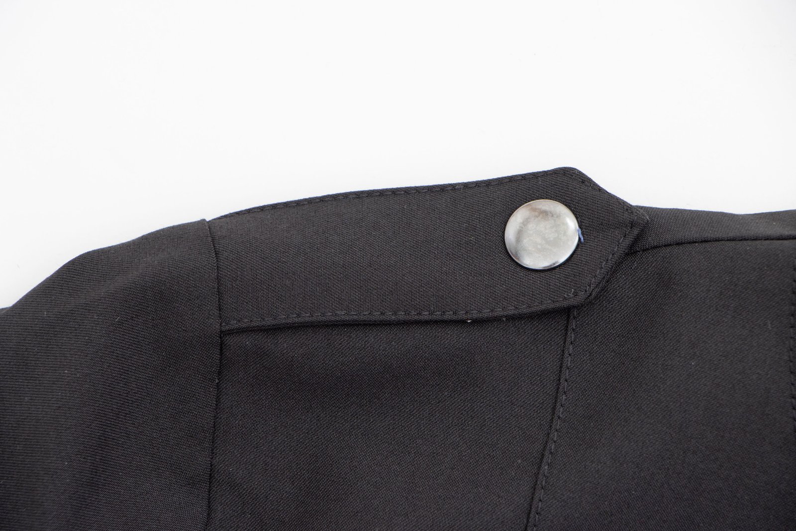 Jacket negra con botones y cuello redondo