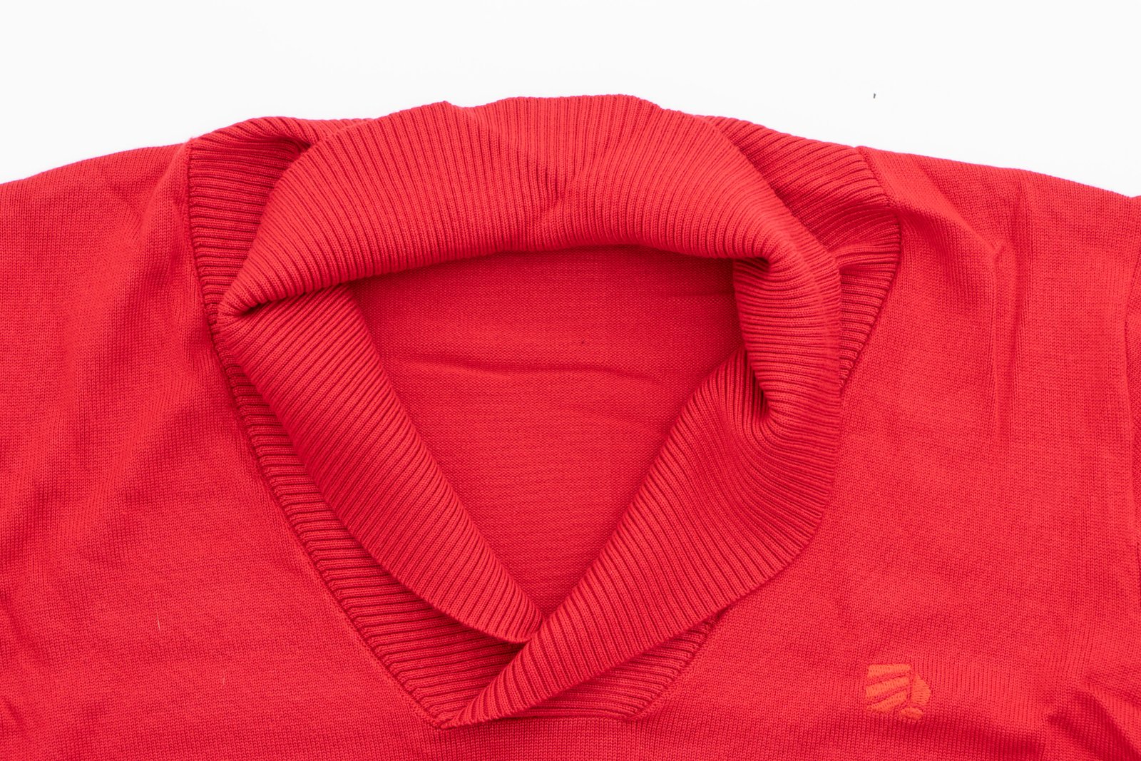 Suéter rojo cuello en V