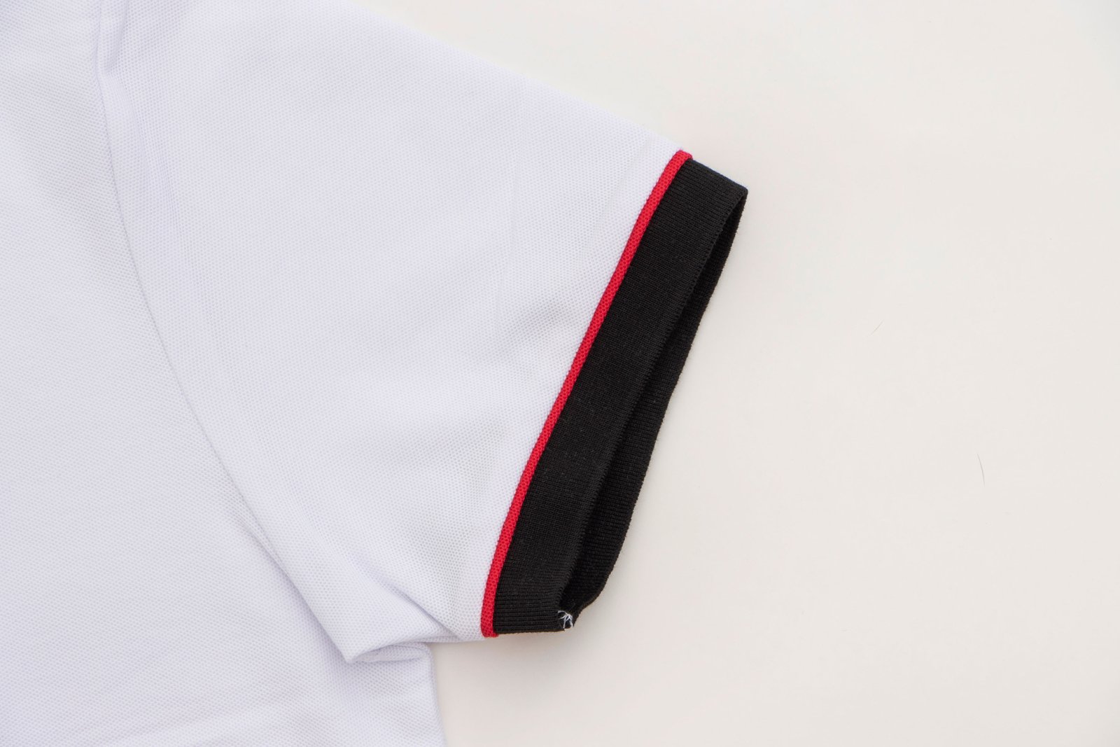 Camiseta polo blanco, cuello blandiz y resortes negro