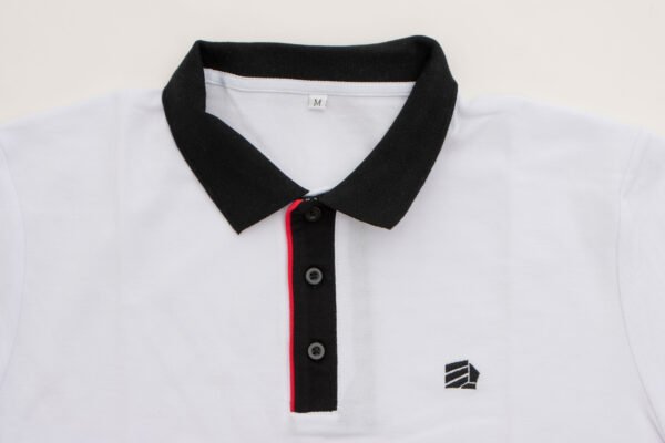 Camiseta polo blanco, cuello blandiz y resortes negro