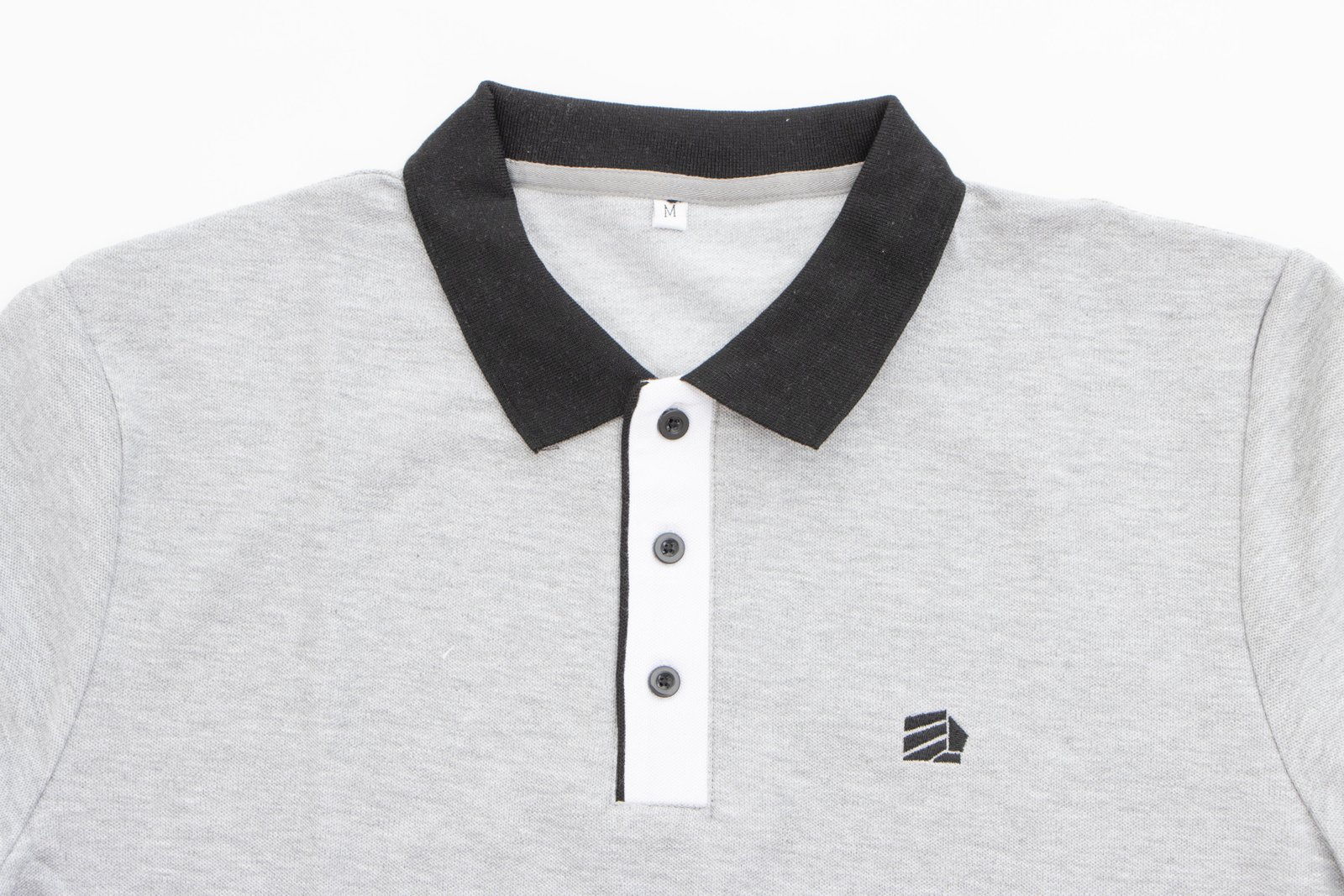 Camiseta polo color plomo