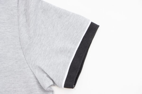 Camiseta polo color plomo